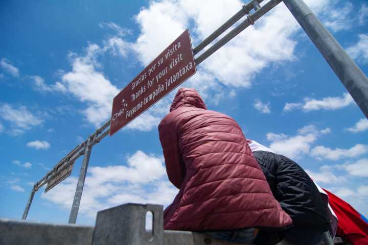 Gobernador de Arica solicita presencia del Presidente Boric ante inmigrantes varados en la frontera entre Chile y Perú
