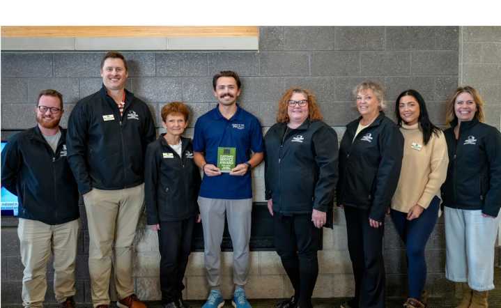 Steve Justice receives Customer Service Award