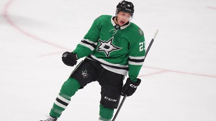 Robertson's natural hat trick leads Stars past Flyers 5