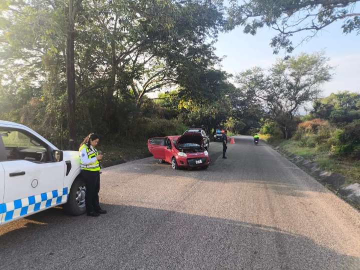 Mujer resulta lesionada tras volcar en la carretera 544 por gravilla suelta