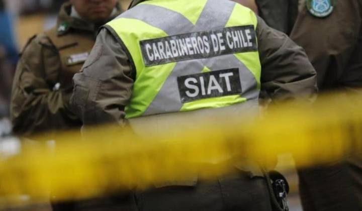 Linares: dos personas resultaron lesionadas en choque que destruyó poste y cerco comercial