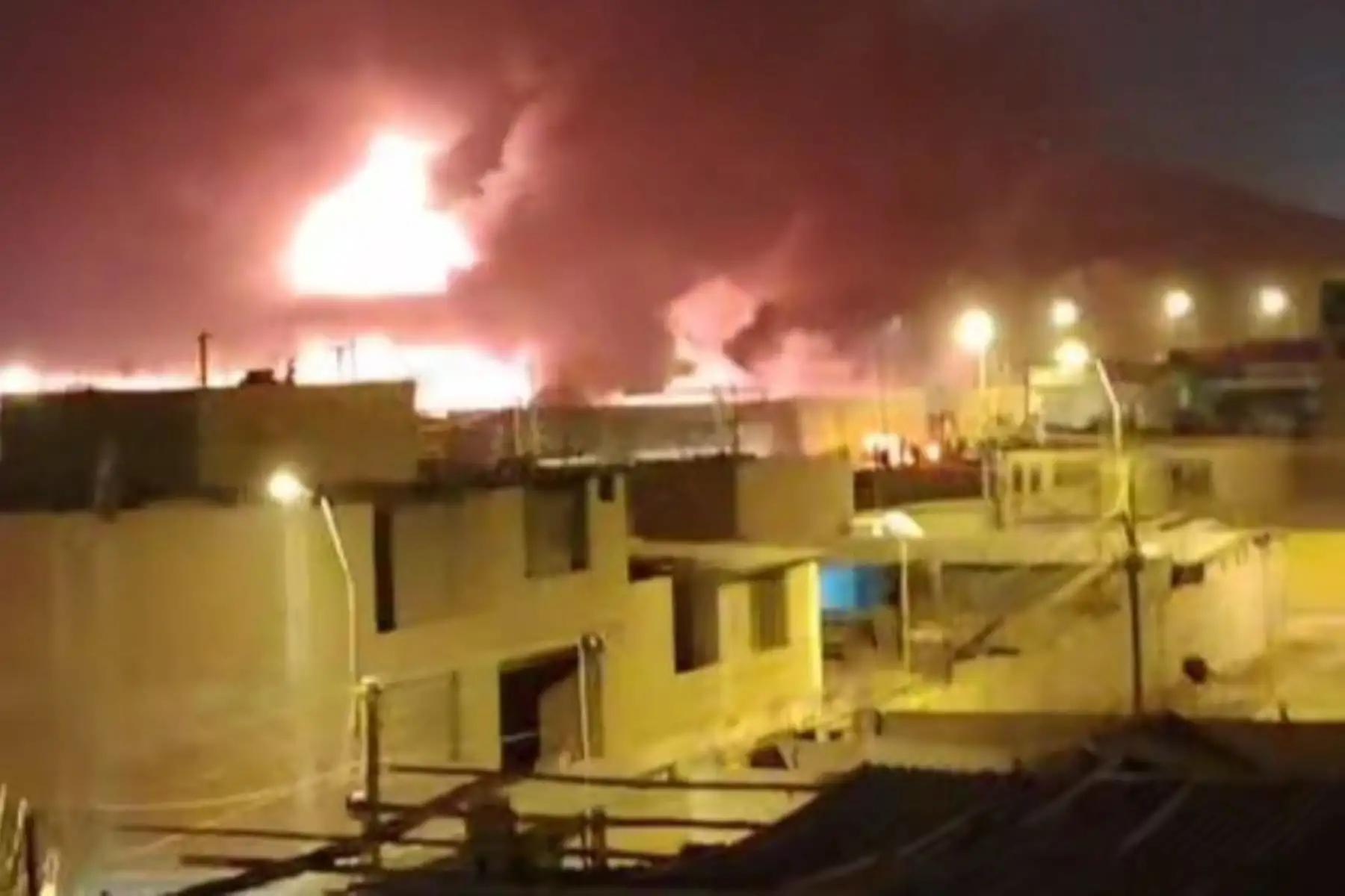 Incendio en Lurigancho: movilizan más de 30 unidades bomberiles para controlar el fuego