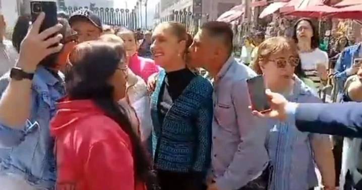 Hombre acosa a la presidenta Sheinbaum durante un recorrido por el Centro de CDMX