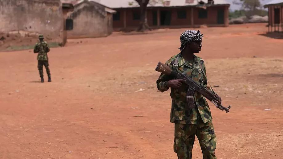 Hombres armados secuestran a 25 alumnas de secundaria en Nigeria y matan a empleado escolar