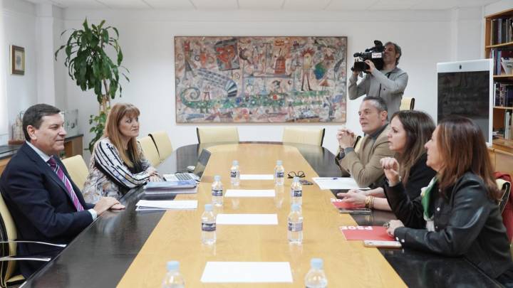 La Junta no logra sumar apoyos para los Presupuestos más altos de la historia con un PSOE que se queda en el “no por el no”