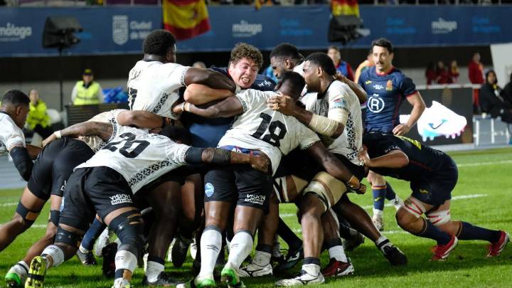 España planta cara a Fiyi, pero se desmorona al final (33