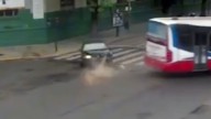 Así fue el impresionante choque de un auto con un colectivo en Colegiales