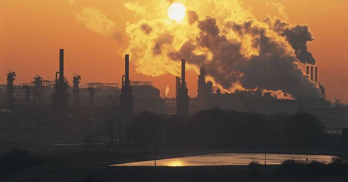 UK 'ghost town' full of abandoned shops hit with new blow as 400 jobs at risk 