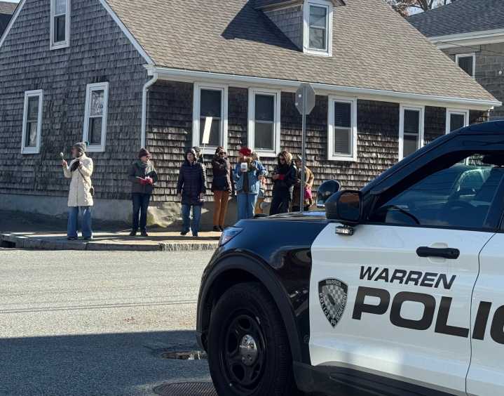 Derisive chants greet ICE agents in Warren
