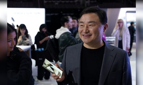 Samsung Elec names mobile chief co-CEO in return to traditional structure