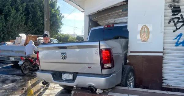 Choca camioneta contra pastelería tras percance vial en la colonia Progreso