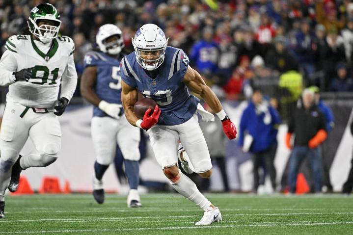 Deadspin | TreVeyon Henderson's 3 TDs send Patriots past Jets for 8th win in row