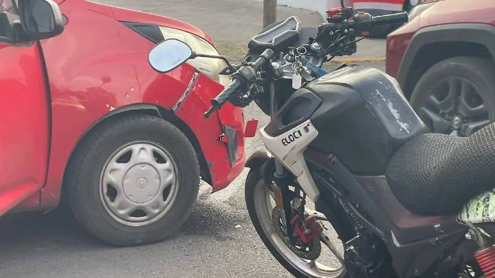 Choque entre motocicleta y auto deja daños materiales en la Juan Rangel de Biezma