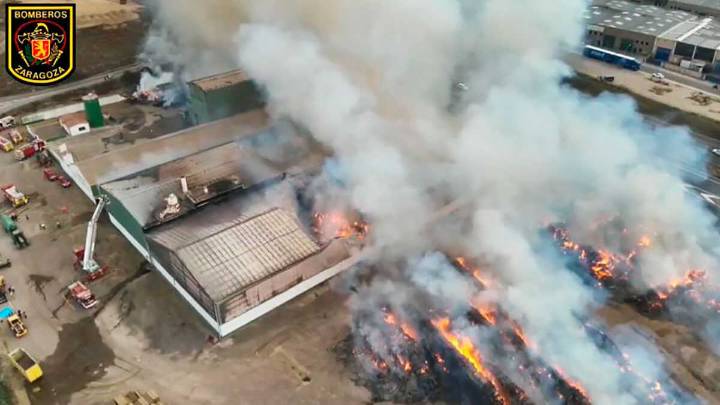 Aparatoso incendio en La Puebla de Alfindén: arde una empresa con acopios de alfalfa y paja