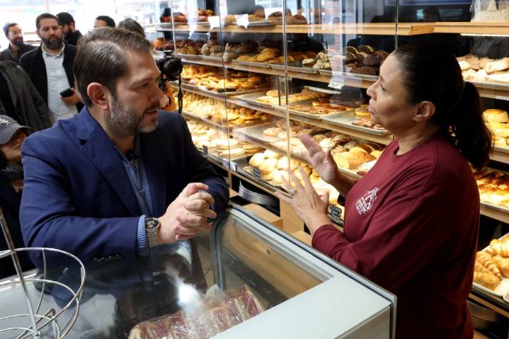 Chicago immigration crackdown: Ruben Gallego denounces blitz