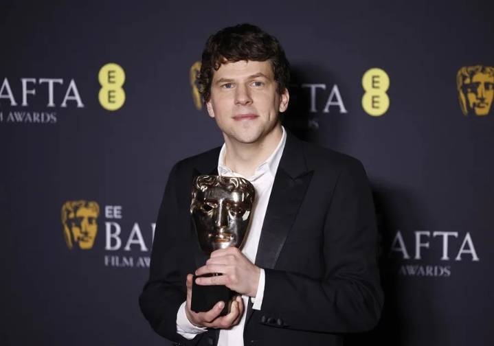 El actor Jesse Eisenberg anuncia que en diciembre donará su riñón de forma altruista