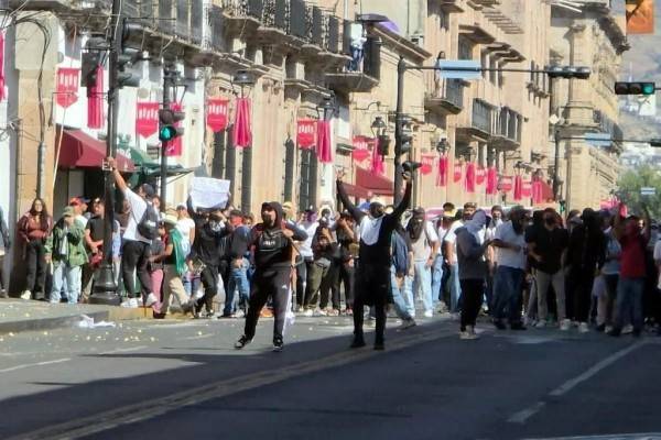Chocan estudiantes y policías tras marcha en Morelia