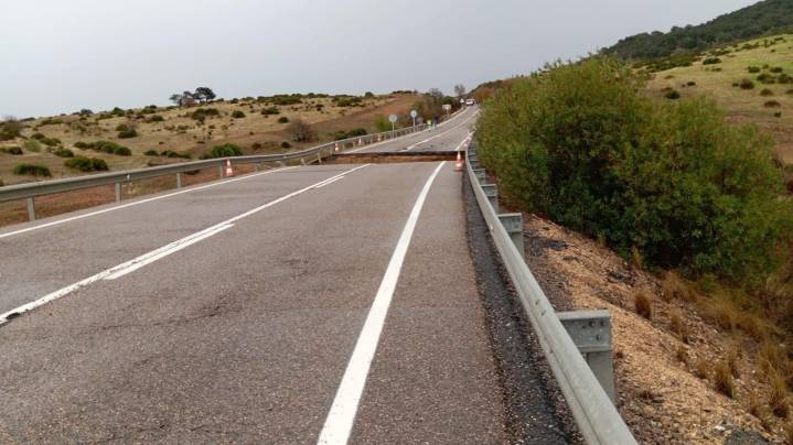 'Claudia' castiga a Huelva con más de 300 incidencias, un socavón en una carretera y calles inundadas