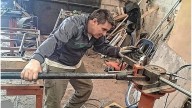"Pipi", el herrero solidario de Nogoyá, lleva un década ayudando a los demás