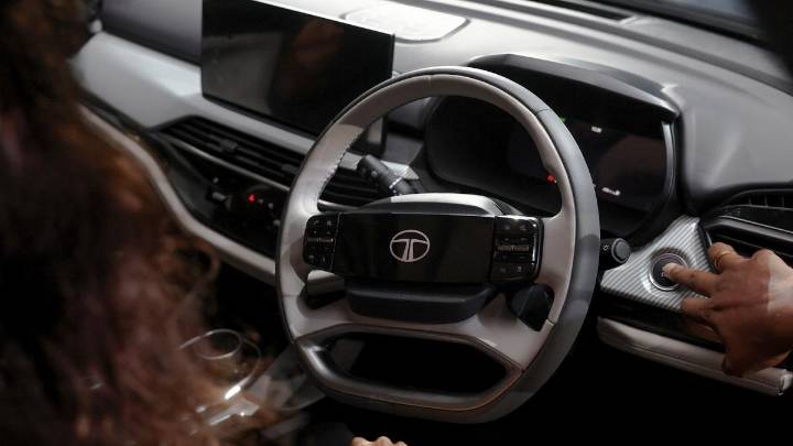 Tata Motors posts Q2 loss of Rs 867 crore, takes a hit from mark