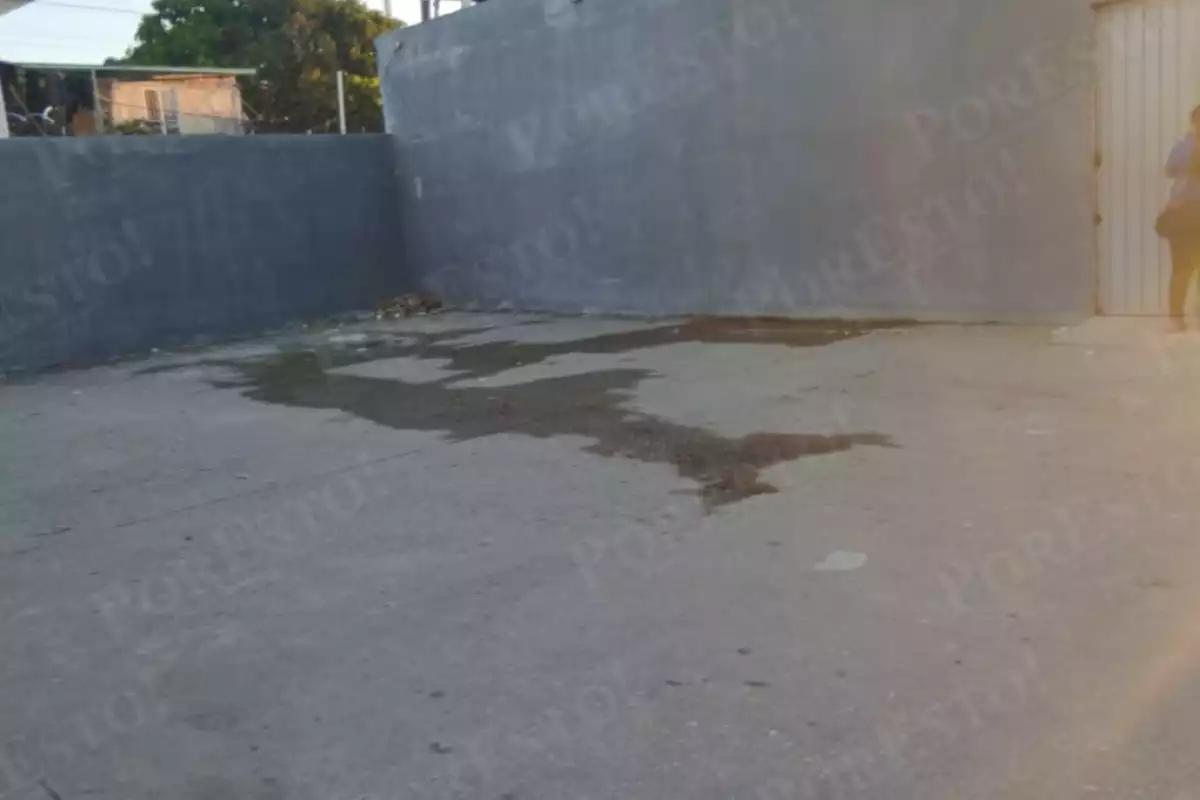 Foco de infección en Escárcega: drenaje de tienda derrama aguas negras desde hace un mes