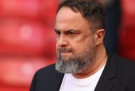 El propietario de Soccer-Forest, Marinakis, ofrece apoyo financiero a los aficionados atrapados en apuñalamientos en el tren