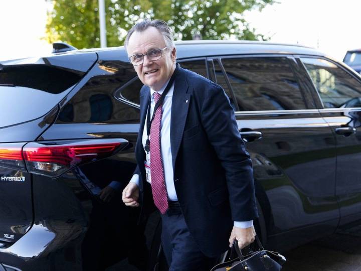 Is Carney's staff too meddlesome in the public service?