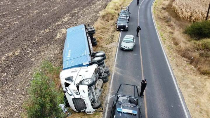 Pierde el control y vuelca en la 122