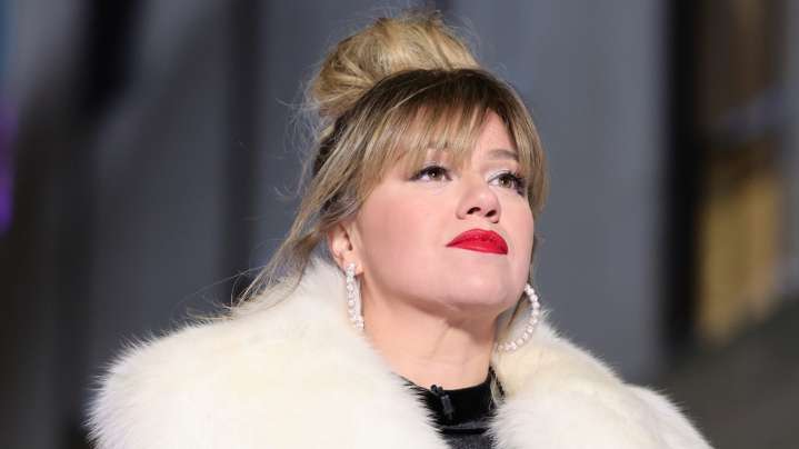 The Plastic Surgery Procedure Kelly Clarkson's Former Manager Once Urged Her To Get