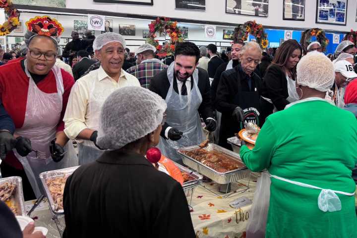 Mamdani reparte alimentos en Nueva York por el Día de Acción de Gracias