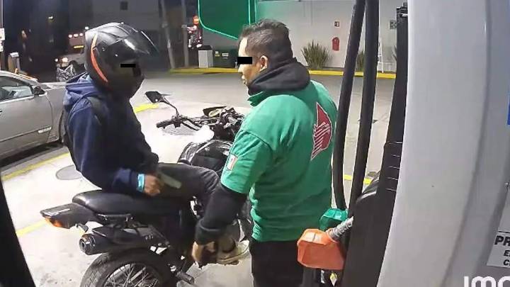 En segundos, motociclista roba con arma de fuego a gasolinero en Bulevar Clavijero