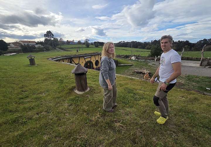 Las casas 'hobbit' de Villaviciosa inician su andadura con «plena ocupación»