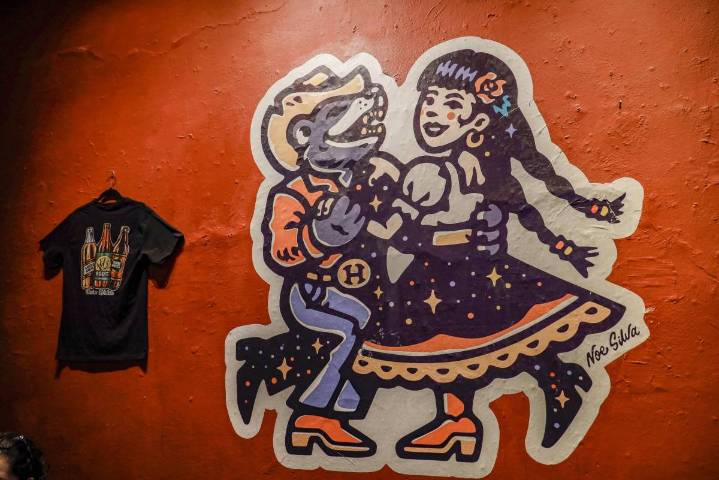 Noé Silva presenta 10 años de ‘mercancía popular’ con exposición en el Cerdo de Babel de Saltillo