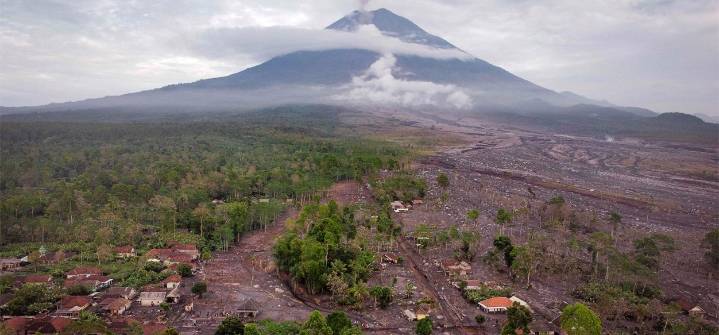 Indonesia evacúa a casi 1.000 personas por la erupción del volcán Semeru