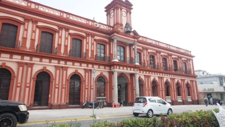 En marcha de la Generación Z derriban y queman portón del Palacio de Gobierno de Colima (Videos)