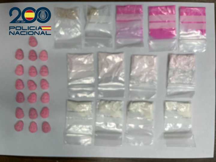 Un joven oculta drogas en sus zapatillas para venderlas