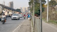 Goregaon’s footpath shunned as overgrown trees force pedestrians onto highway