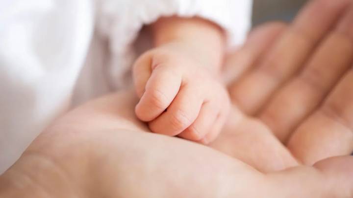 Un bebé de siete meses, herido crítico en una UCI tras ser maltratado por su padre