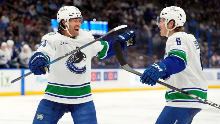 Canucks score five third-period goals to beat Lightning, end three
