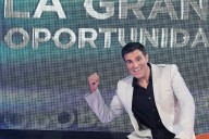 El presentador Luis Larrodera es auxiliado por el consejero de Sanidad de Aragón tras sufrir un desmayo en el acto del 25N