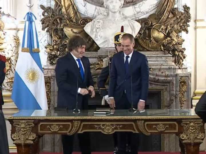 Javier Milei le tomó juramento a Diego Santilli como nuevo ministro del Interior