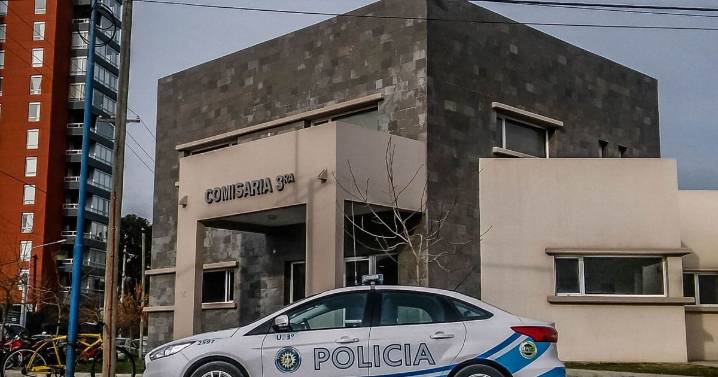 Robo violento a una familia en Roca: cuatro hombres encapuchados entraron a su casa y se llevaron hasta las joyas