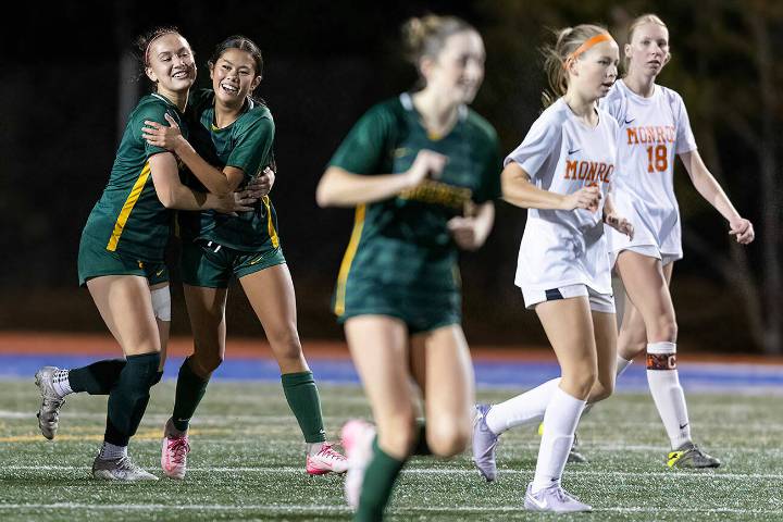 Shorecrest girls soccer cruises past Monroe in loser