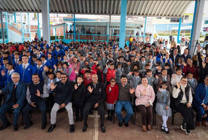 Natividad Castrejón entrega 20 mil lentes a estudiantes de educación básica