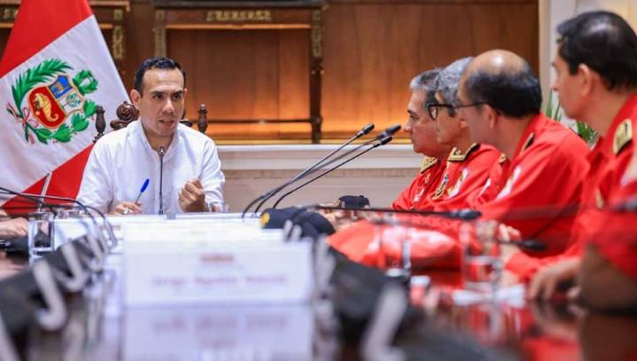 Gobierno expresa respaldo a labores de bomberos y se compromete a mejorar equipamiento