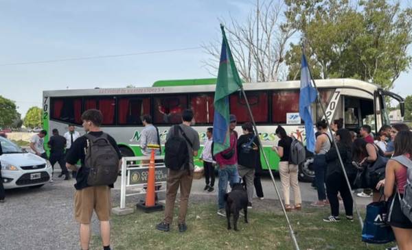 Nuevo ataque de "tira piedras" en la Autopista La Plata - Buenos Aires: no hubo heridos de milagro
