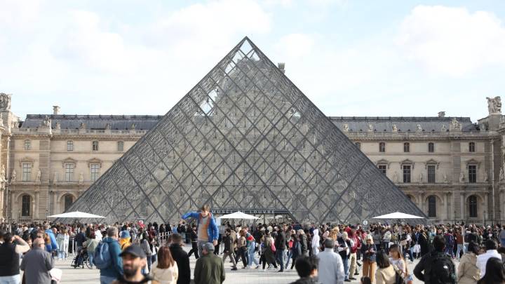 Two new suspects handed preliminary charges in Louvre jewels heist case, Paris prosecutor says