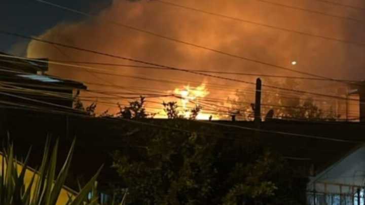 Hombre muere en incendio que destruyó cuatro viviendas durante la madrugada en Lo Espejo