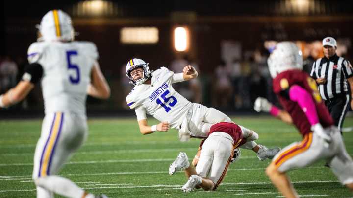 Johnston's Trevin Helming connects with Kanaan Reinders for touchdown