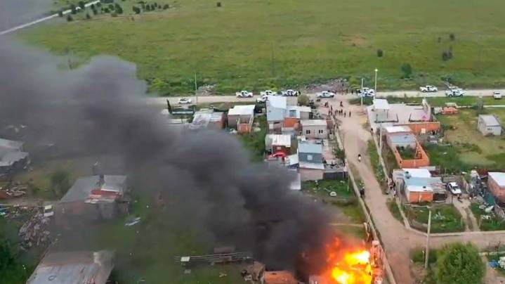 Inusitada violencia en Mar del Plata: queman la casa de un chico al que apuntan por tocar a unas nenas en la escuela